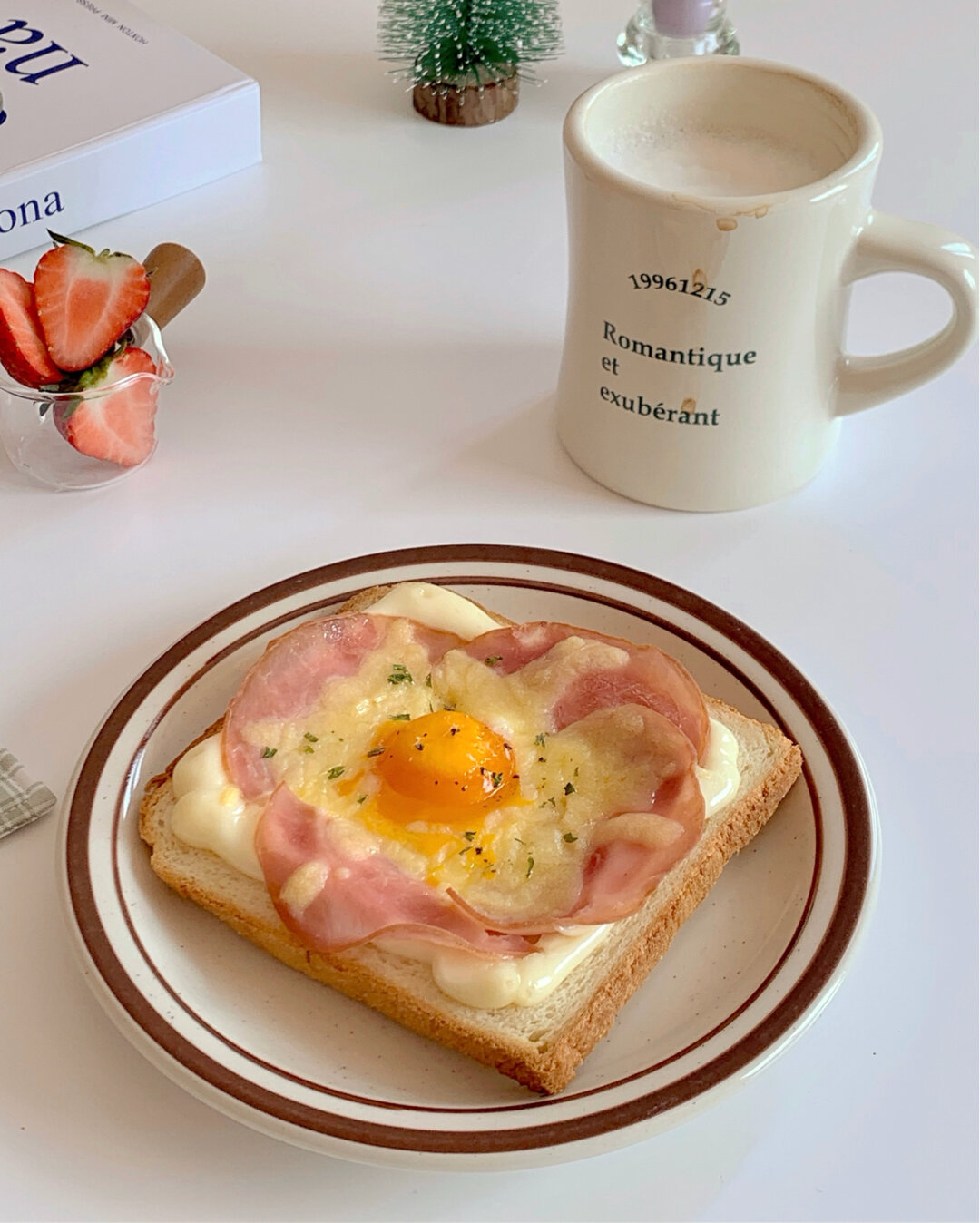 懒人早餐芝士火腿太阳蛋吐司 · 简单美味的吐司又来啦,烤到酥脆酥脆