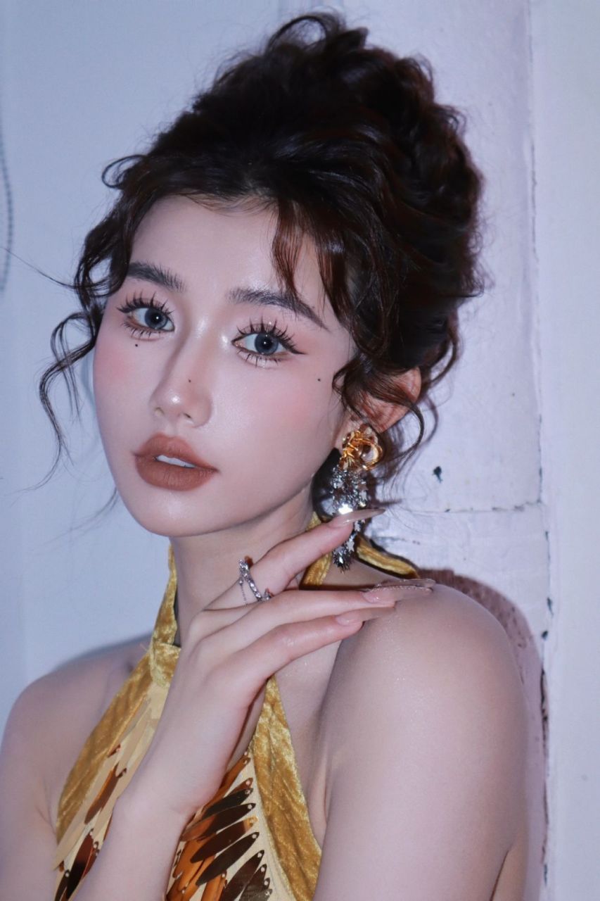 97  94这款冷艳系仙女妆容不仅高级感十足,而且超级适合网感妆容