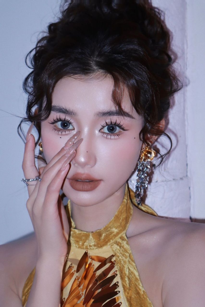 97  94这款冷艳系仙女妆容不仅高级感十足,而且超级适合网感妆容