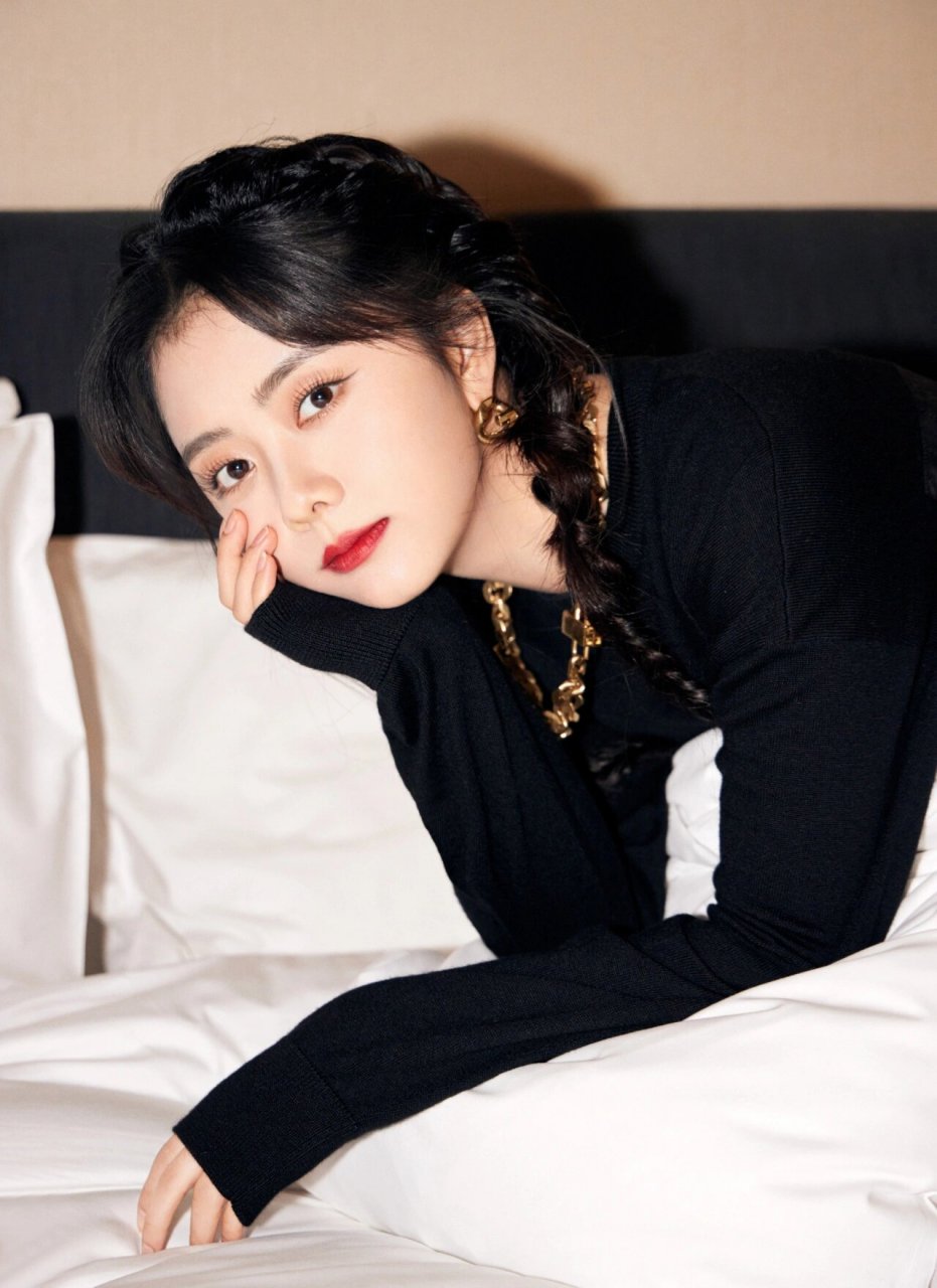 谭松韵造型真的好看吗 谭松韵因为一条黑色连衣短裙登上了热搜,但不少