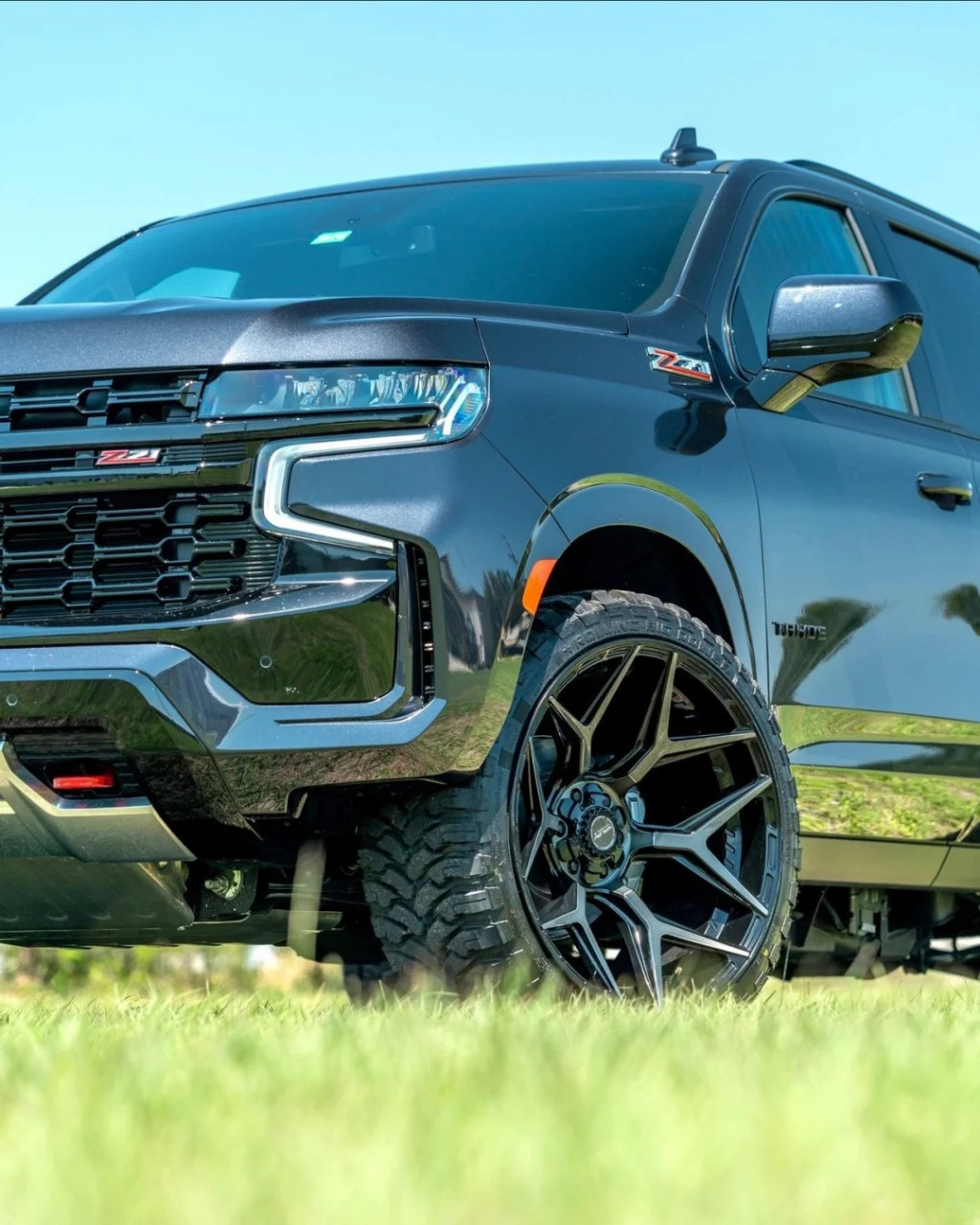 雪佛兰tahoe,外观霸气十足,开出去倍儿有面子.