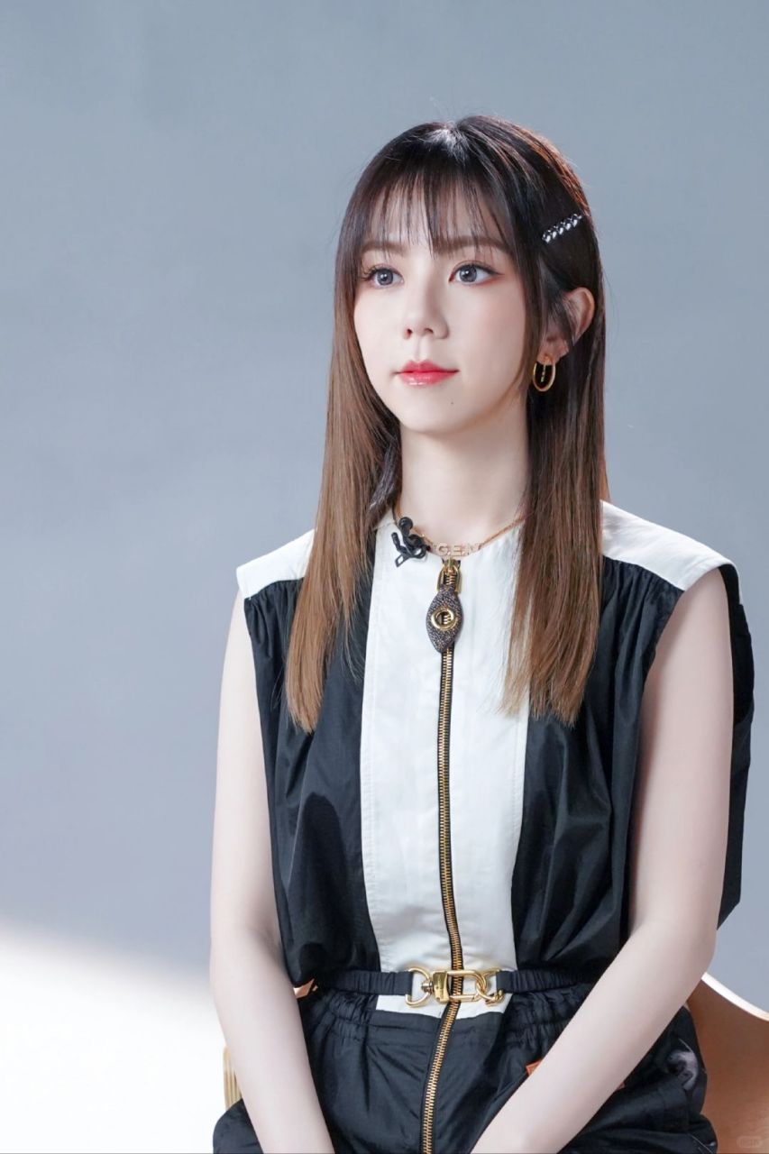 想起之前看到的那张照片,邓紫棋微笑着,美得让人心动.