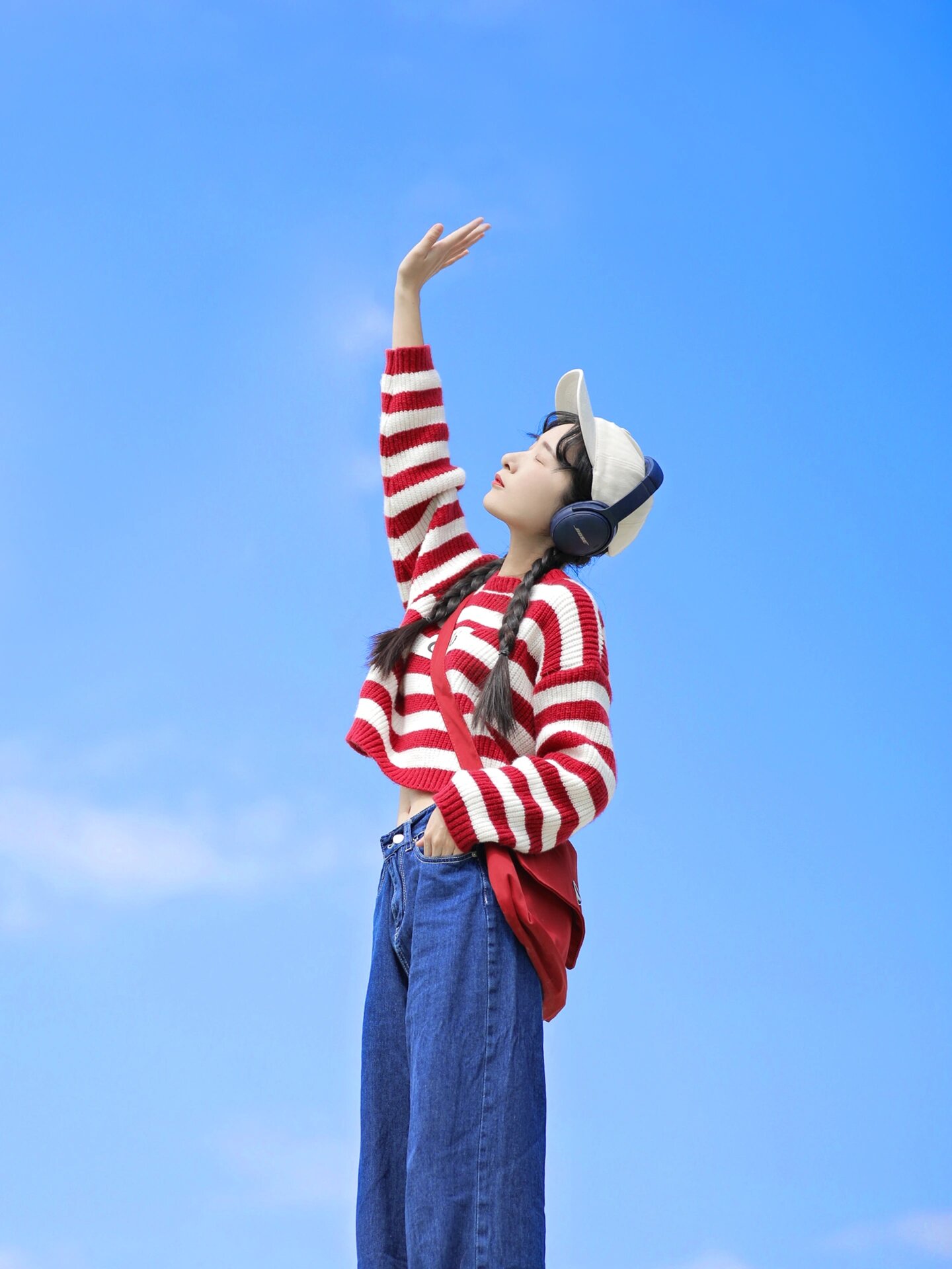 妹妹今天穿的衣服感觉很活泼,我忍不住给她拍了照,姐妹们,晴天的时候