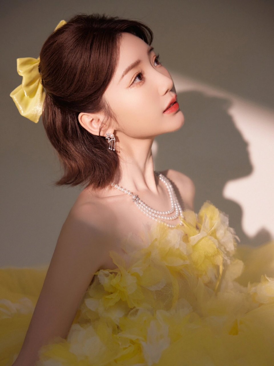 这套礼服完美地展现了毛晓彤的优雅气质.