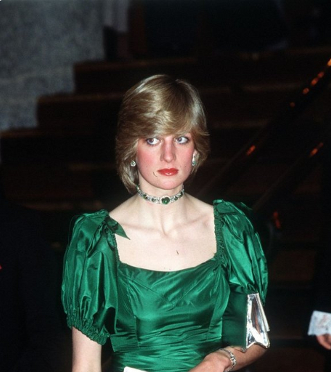 伊丽莎白二世对戴安娜王妃颇为大方,她脖子上戴的这条玛丽王后的翡翠