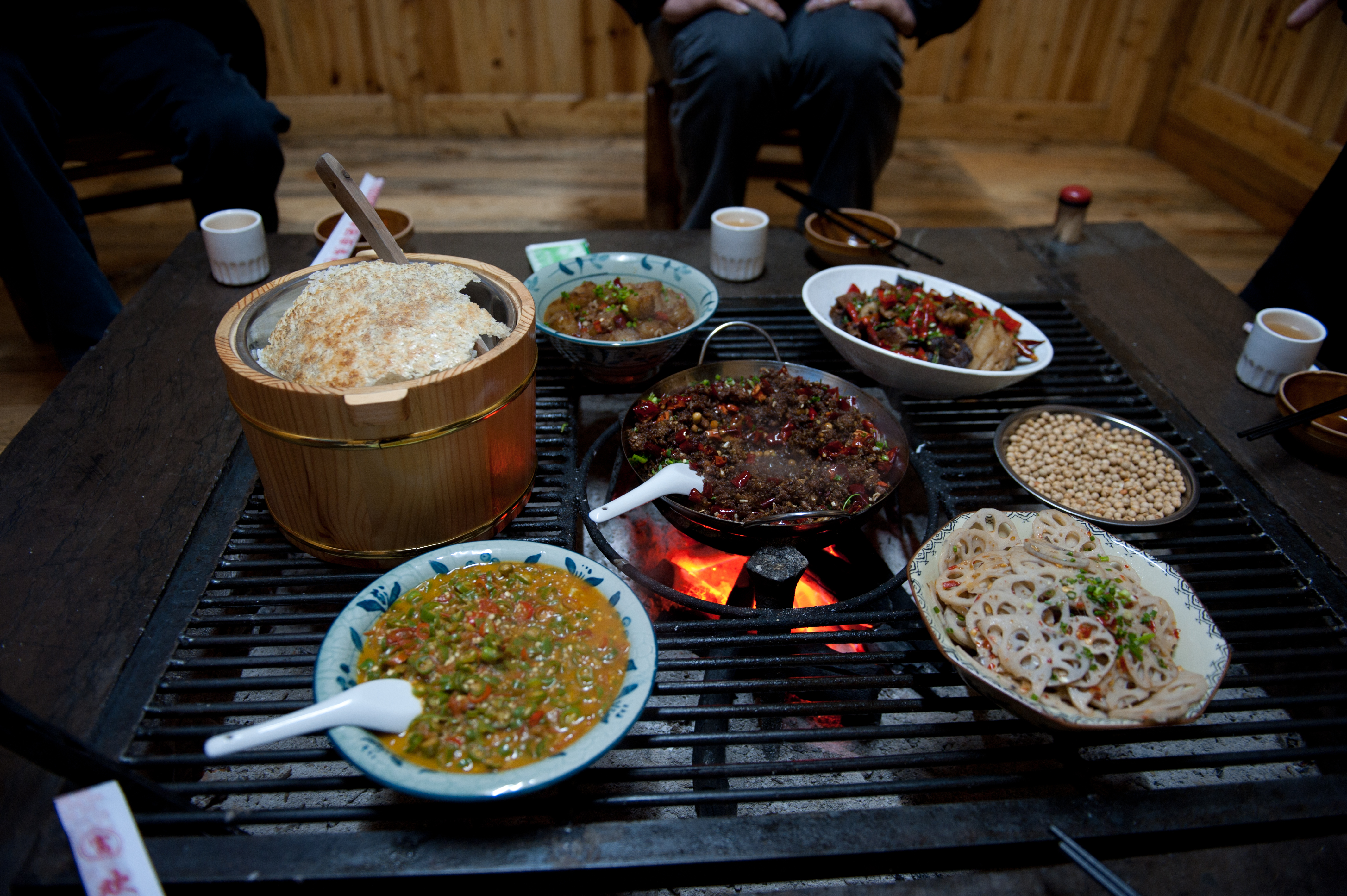 贵州农村在火塘吃饭图片