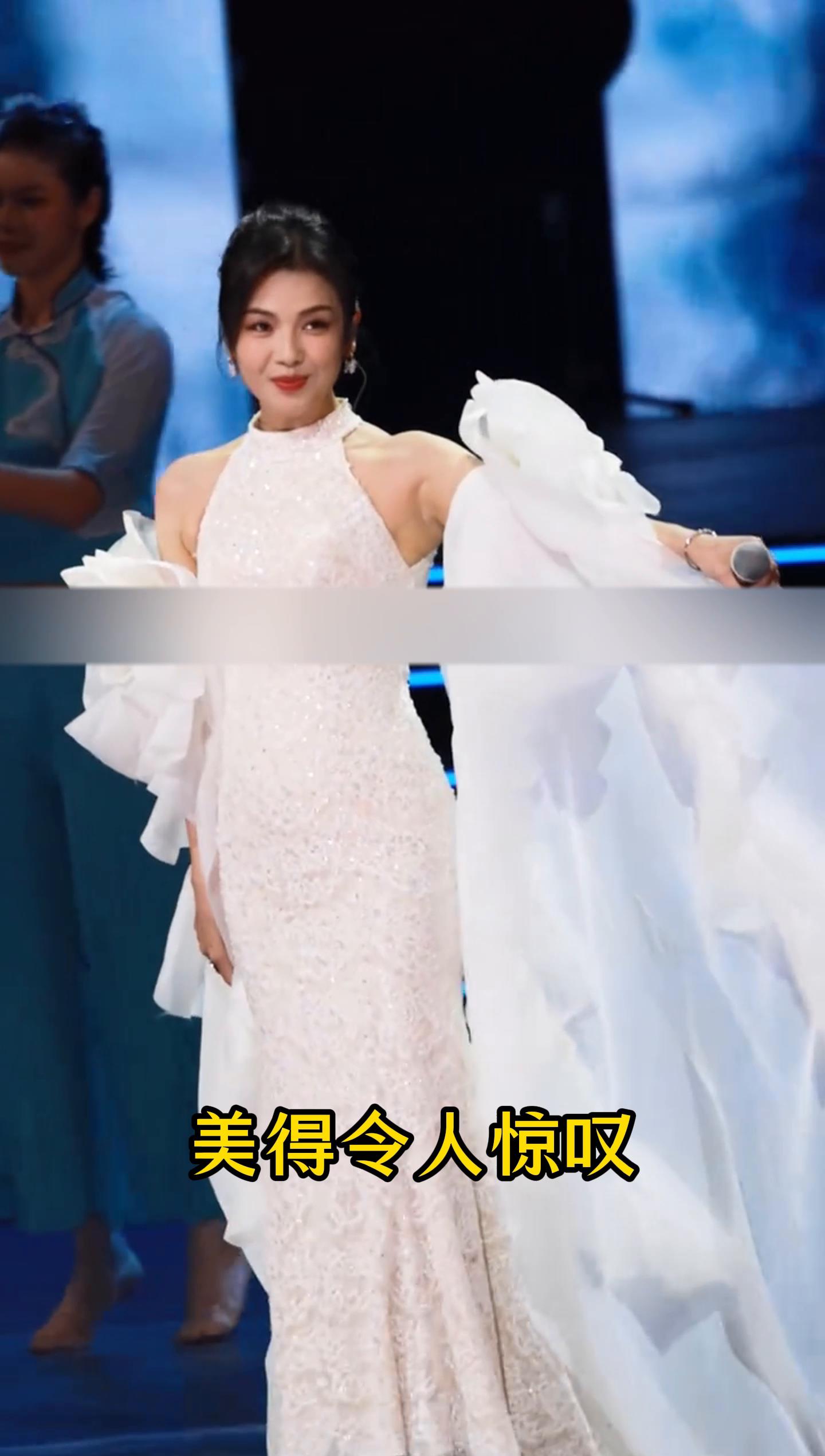 刘涛白玫瑰拖地鱼尾裙亮相美得令人惊叹