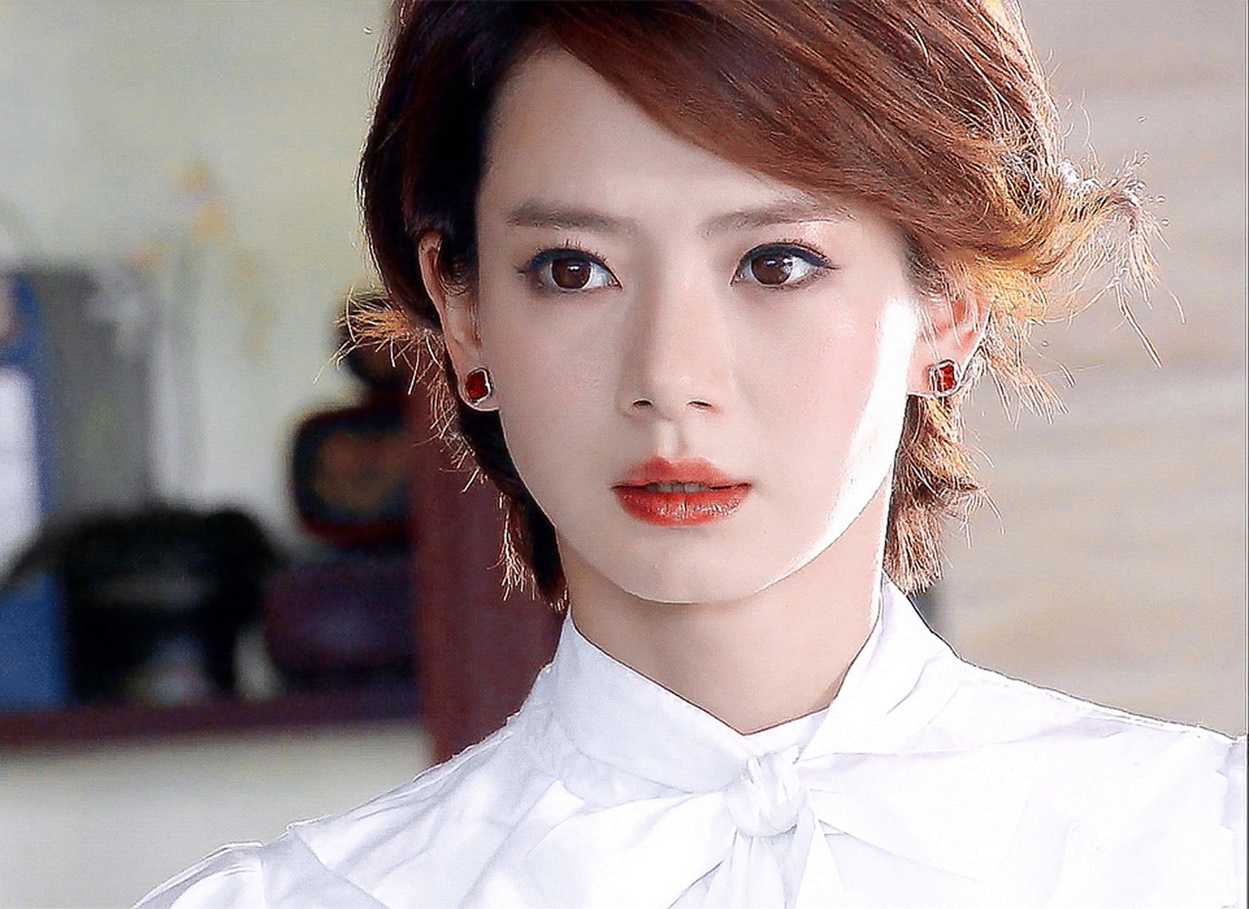 还记得沐之晴这款稍微偏外翻的短发 戚薇年轻的时候现代剧真没白拍 哪