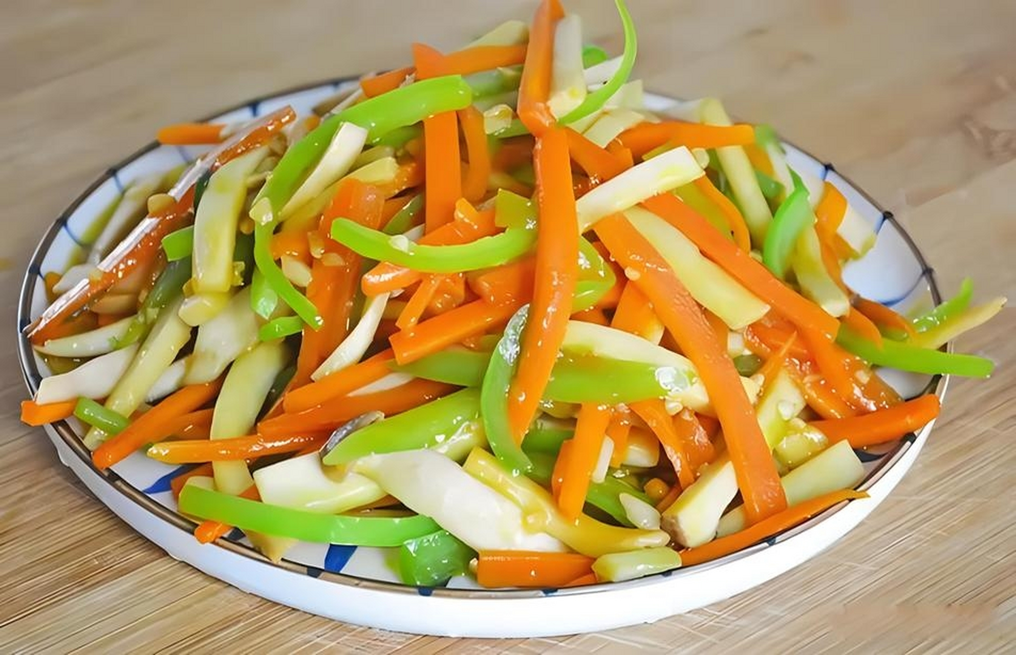 胡萝卜炒杏鲍菇口感鲜美,杏鲍菇肉质肥厚,脆嫩可口,胡萝卜清甜自然.