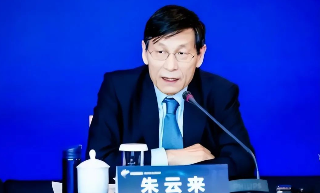 他母亲是劳安,父亲是朱总理,曾到美国深造,回国后从事金融领域