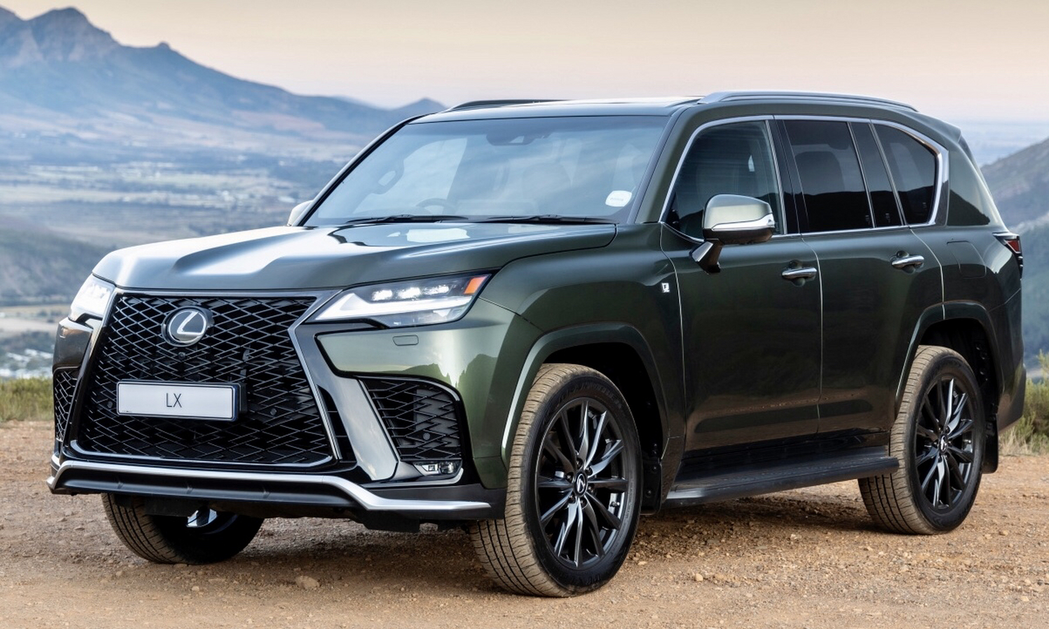 雷克萨斯lx,真的把越野性,豪华气儿和墩实劲儿做到了极致,图为南非版