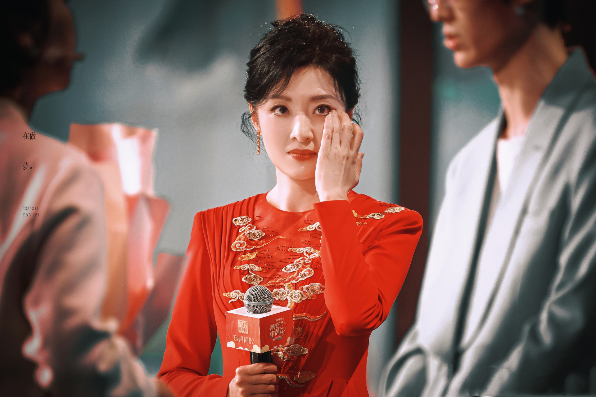 周涛主持龙年山东卫视春晚太有范儿,央视春晚的女主持们还挂得住面儿