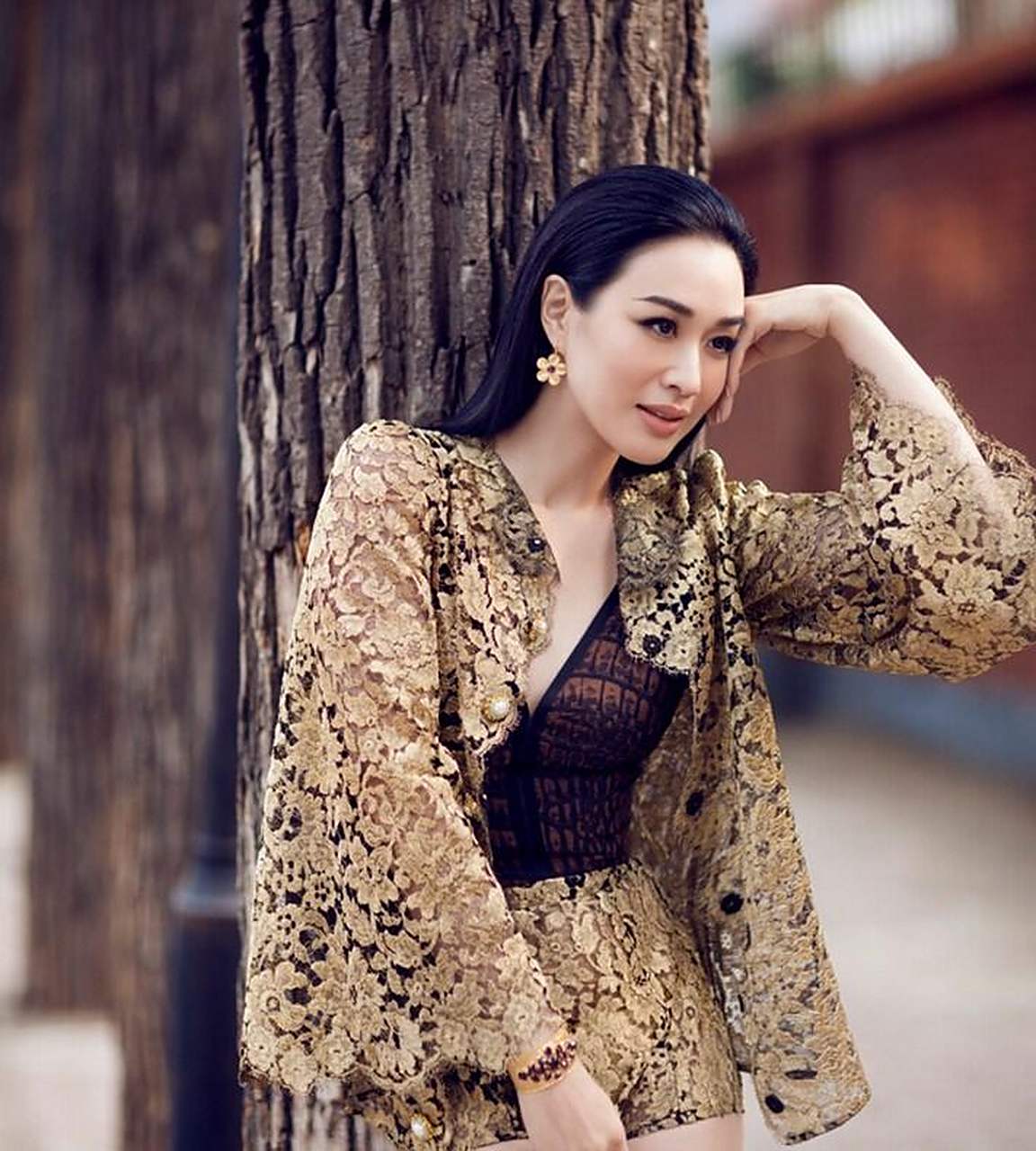 钟丽缇额头很漂亮,如果没有"头发帘",会显得她更加妩媚动人!