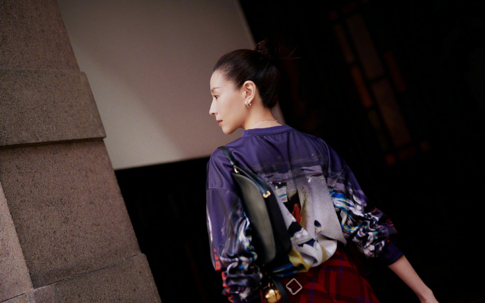 董洁一身港风装,搭配丸子头装扮,干净利索,风姿卓越,精明干练!