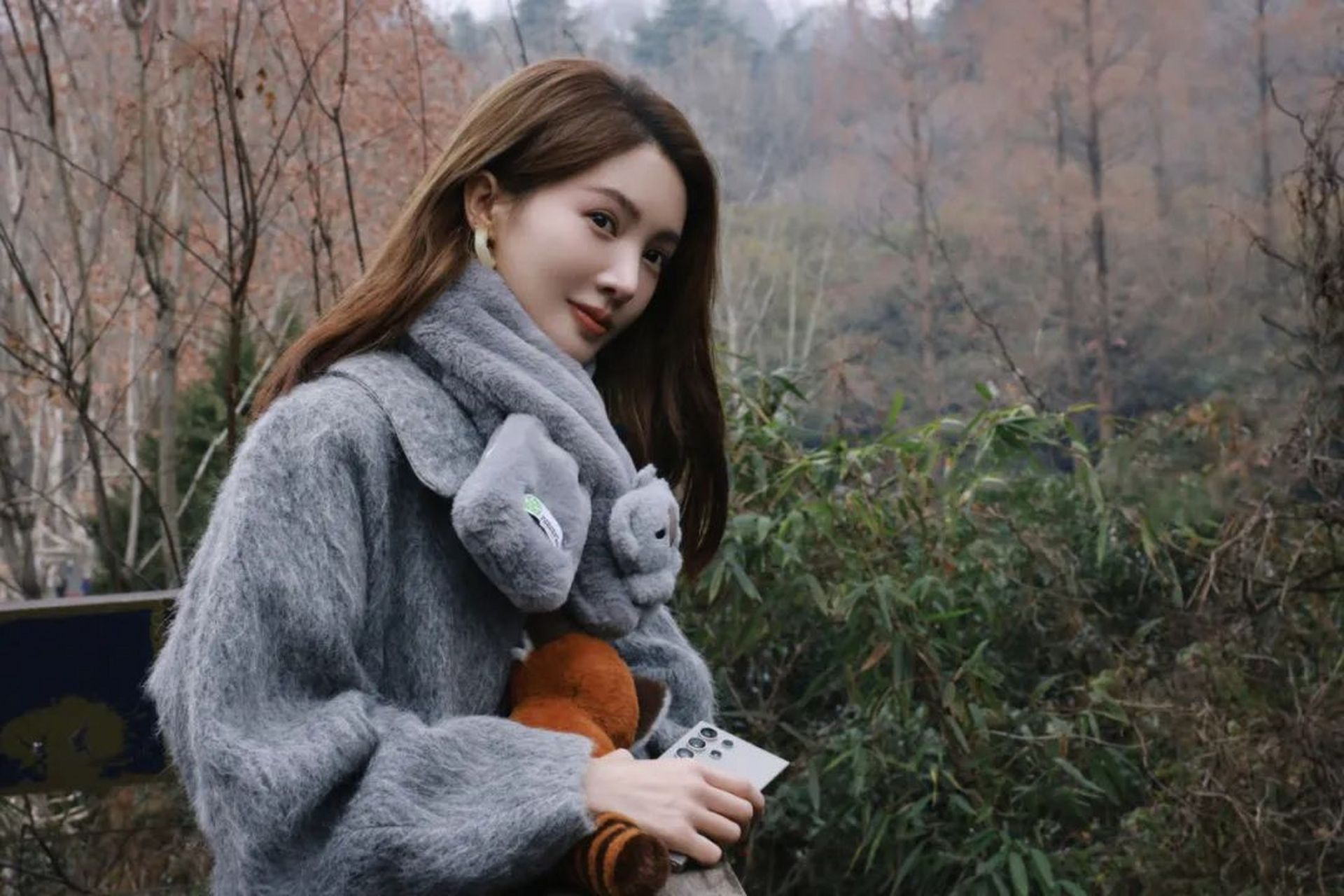 优质短图文计划#  金晨的毛茸茸灰大衣搭配穿法,过年回家可以试试.