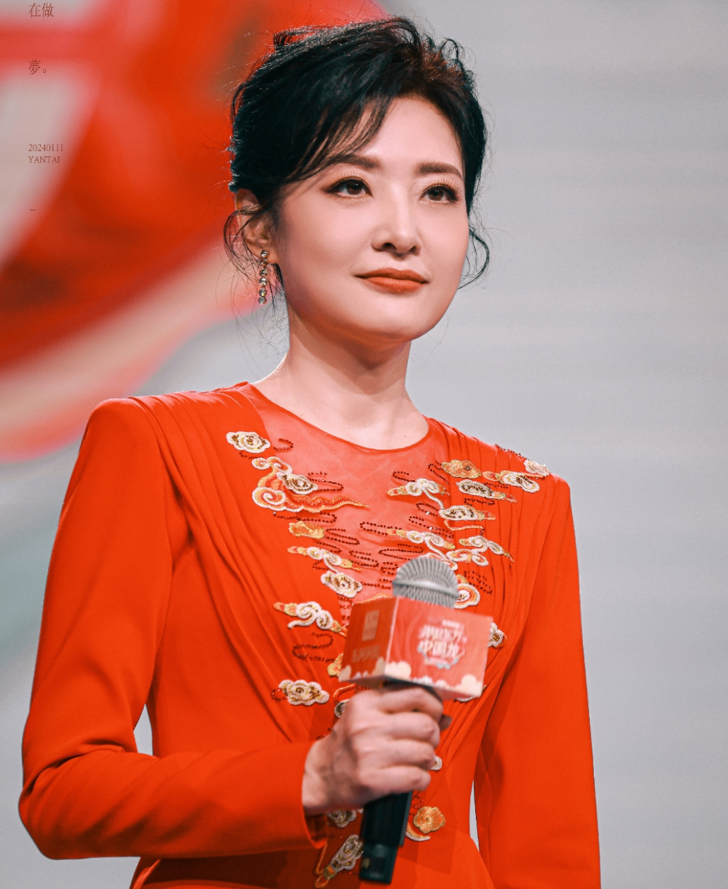 山东春晚周涛再次挑大梁,领衔主持,尤其是看到冯巩和周涛站在一起