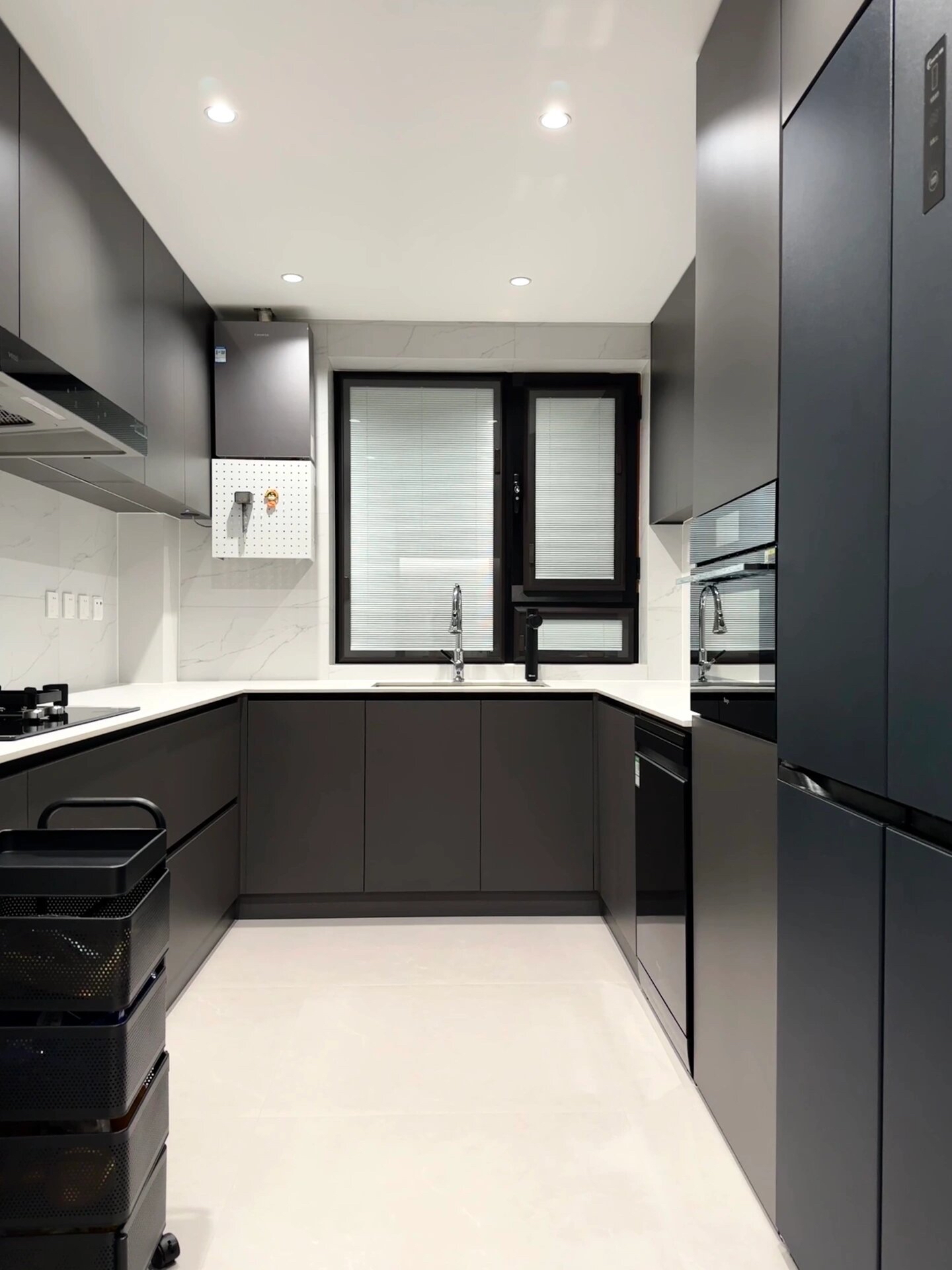 高级精致耐看的黑白灰现代极简风厨房