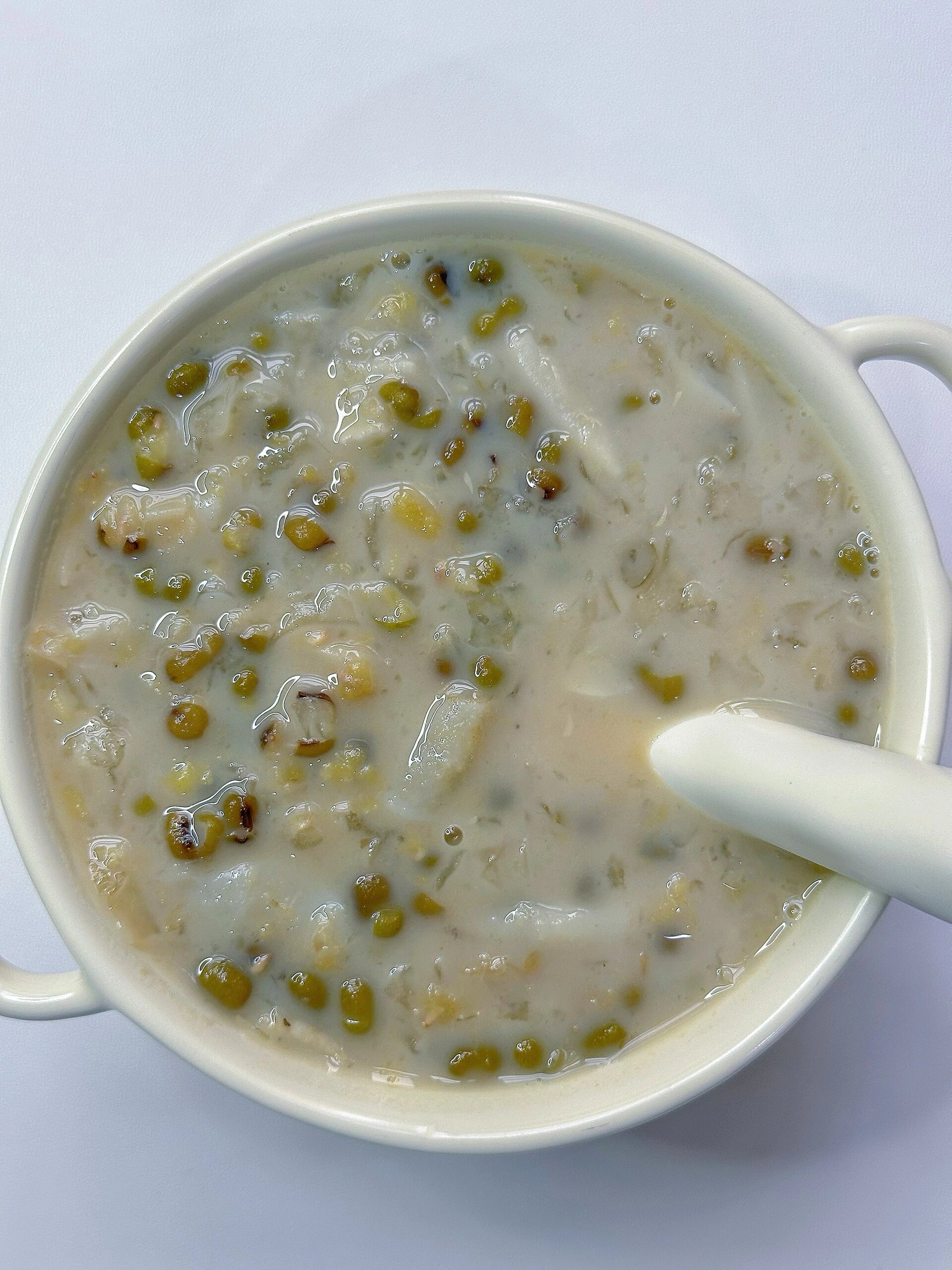 今天给姐妹们分享一款绿豆银耳羹～ 食材 绿豆,银耳,百合,冰糖,牛奶