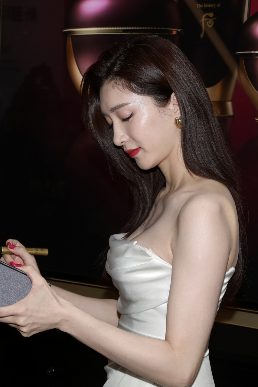 江疏影生图好能抗,一袭白色抹胸高开叉连衣裙,大秀精美锁骨,皮肤白皙
