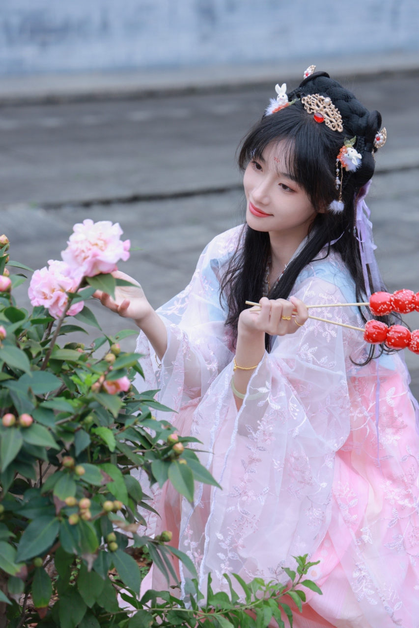 手持糖葫芦的国风汉服少女