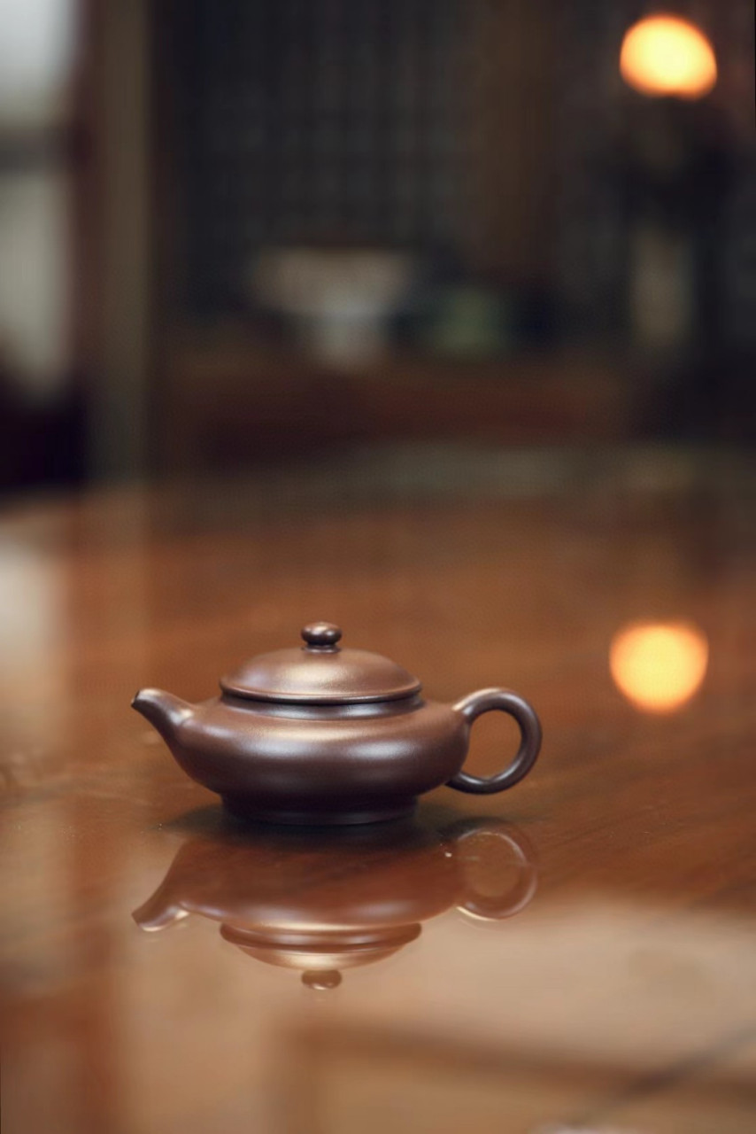 壶身极扁,配以弯流圈把,相较而言流把稍粗#茶生活# #紫砂壶# #优质