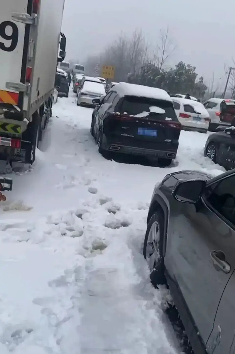 下雪封路照片图片