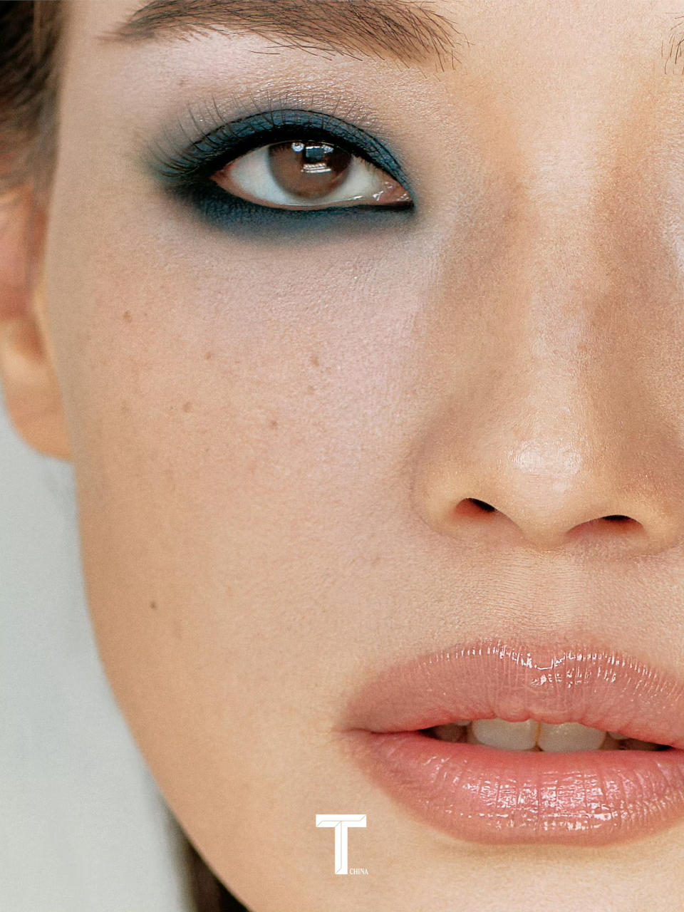 舒淇新封面,嘴唇真漂亮. #养眼美女# #发文集龍卡瓜分百万现金