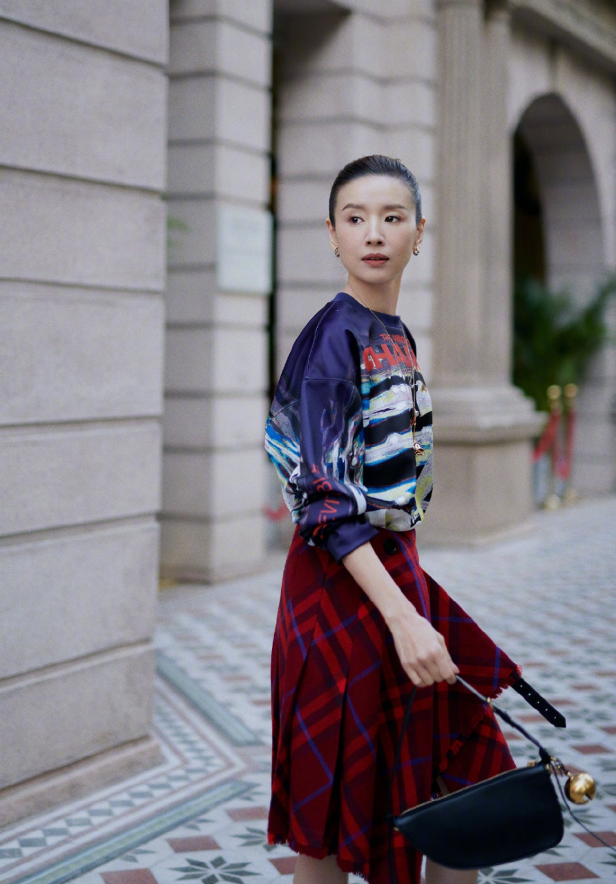 董洁一身港风装,搭配丸子头装扮,干净利索,风姿卓越,精明干练!