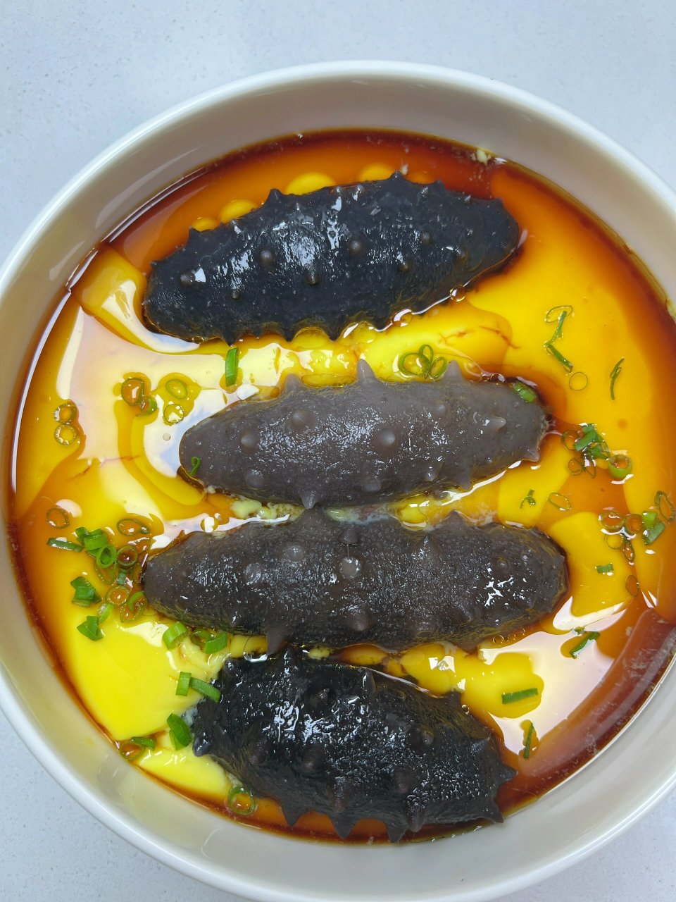水中加葱,姜,酱油,海参焯水2分钟,去腥 2.碗中打入3-4个鸡蛋,加1.