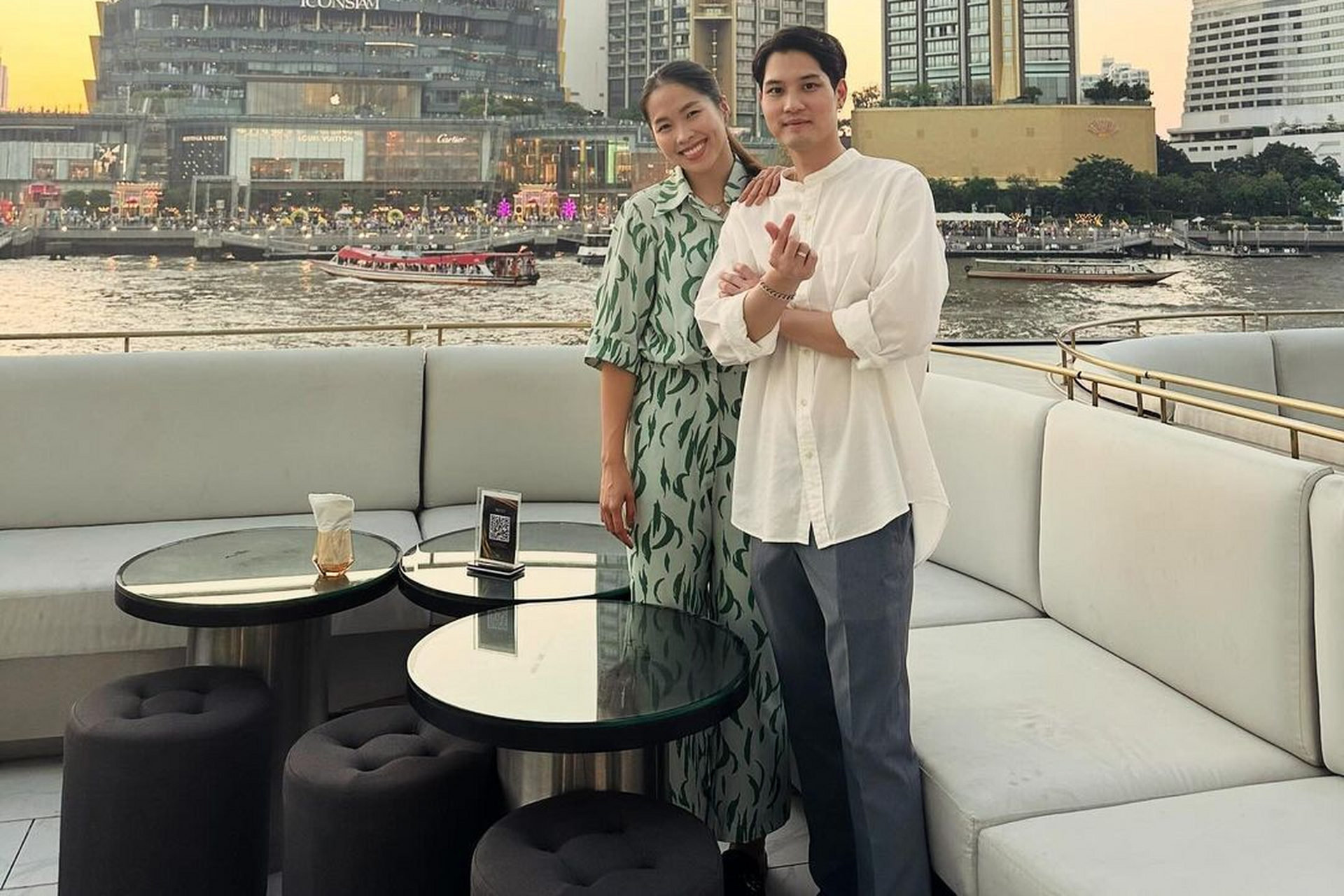 泰国羽毛球天才因达农在29岁生日时与男友在游艇上庆祝,引发网友关注