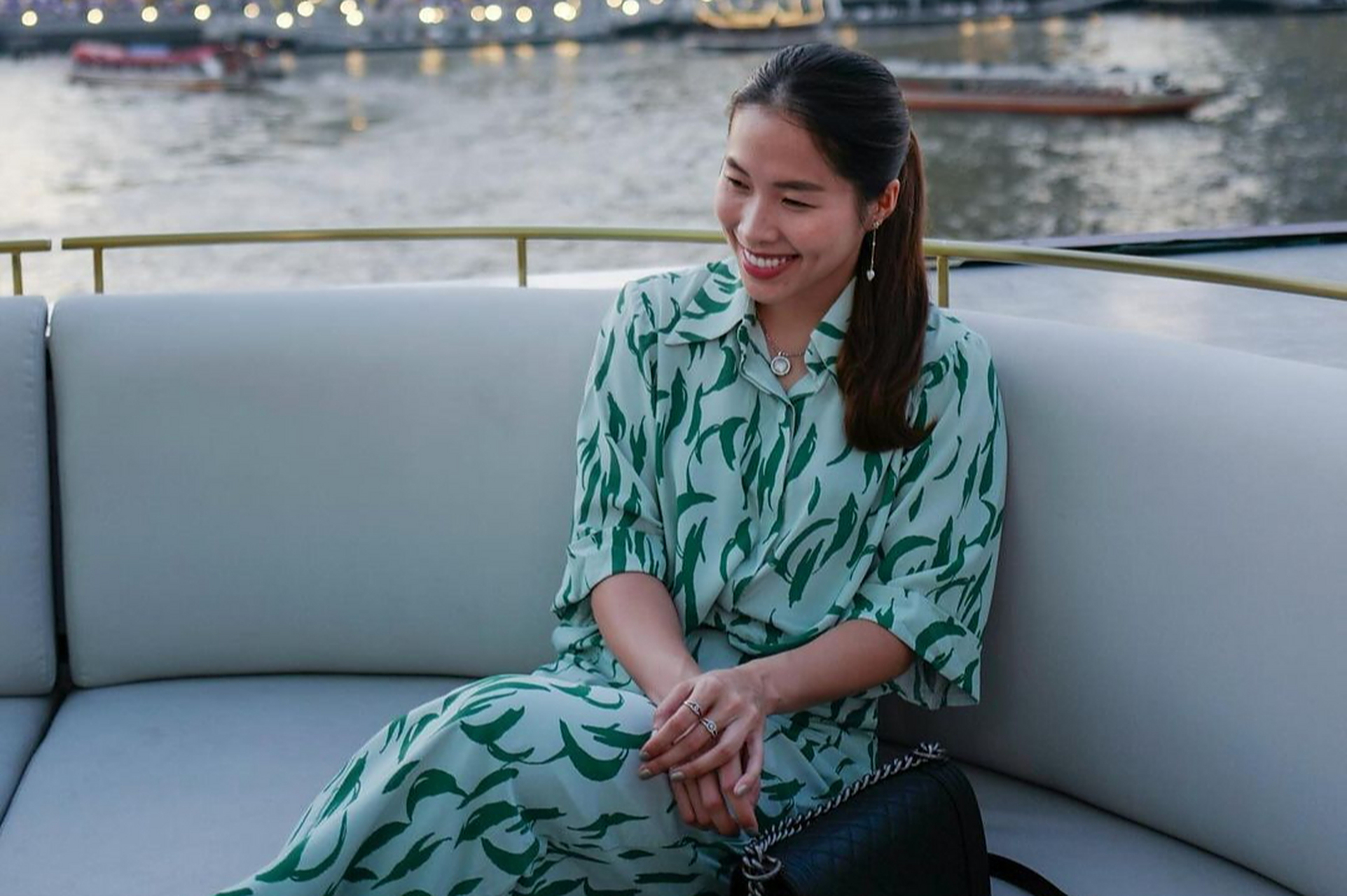 泰国羽毛球天才因达农在29岁生日时与男友在游艇上庆祝,引发网友关注