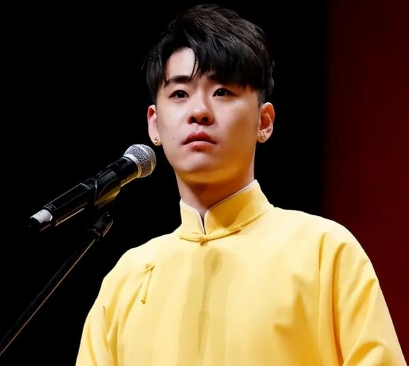 张云雷,郭德纲的爱徒和相声界的新星,即便在经历了坠台风波后,依旧