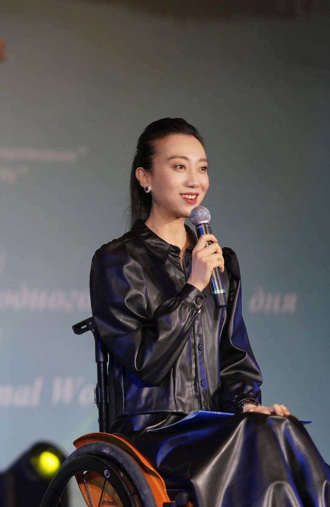事实证明,张艺谋"最对不起"的女人,已经走上了另一条人生大道