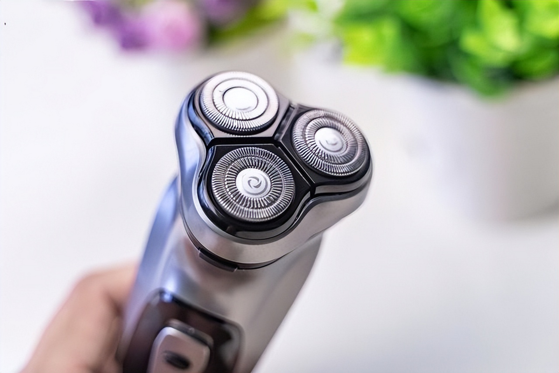 映趣电动刮胡刀是一款高科技,面面俱到的剃须刀,蓄电时间长,充电方便