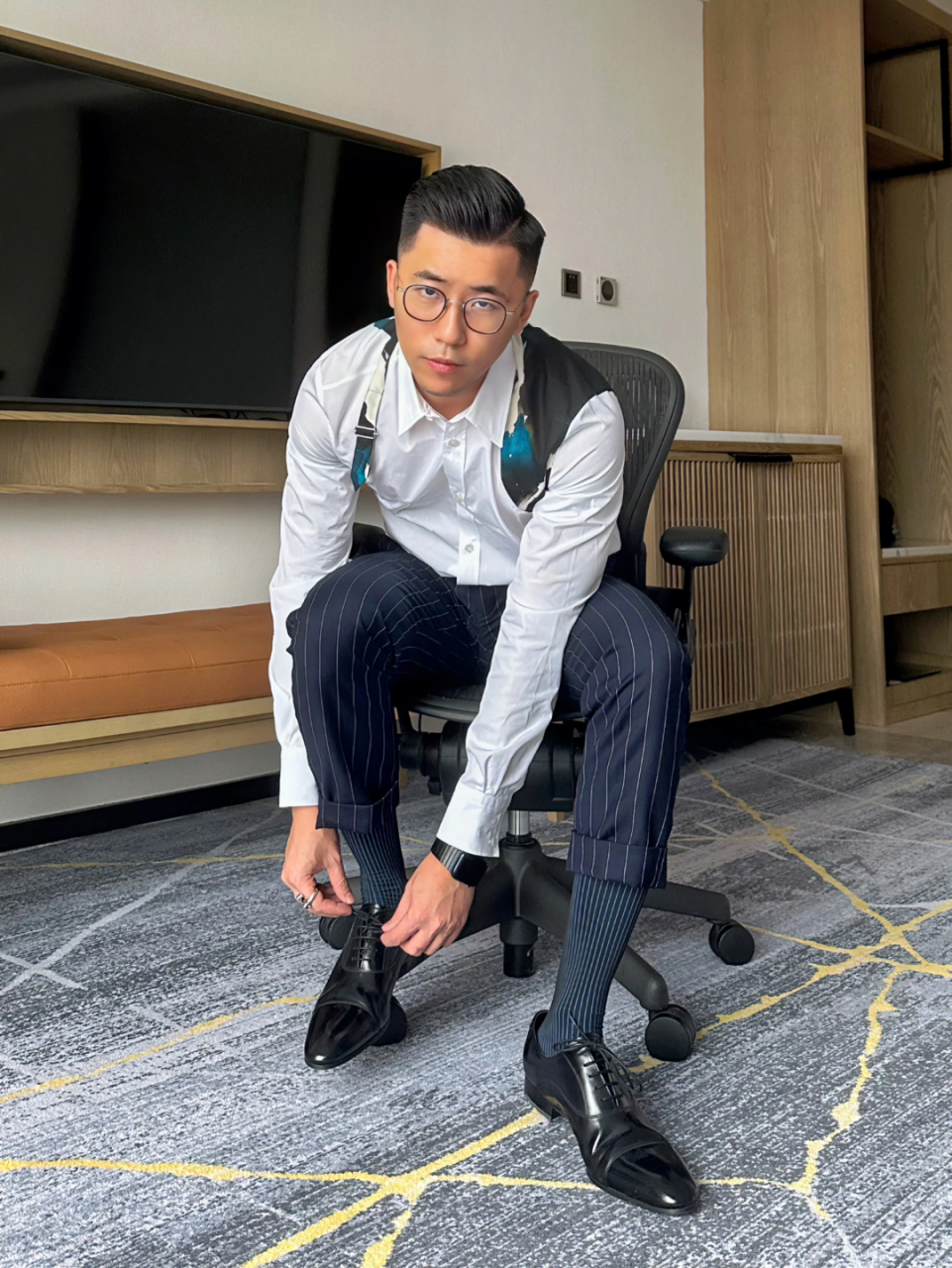 一身黑正装配上黑色的皮鞋和袜子,让人感受到一种深沉而内敛的魅力