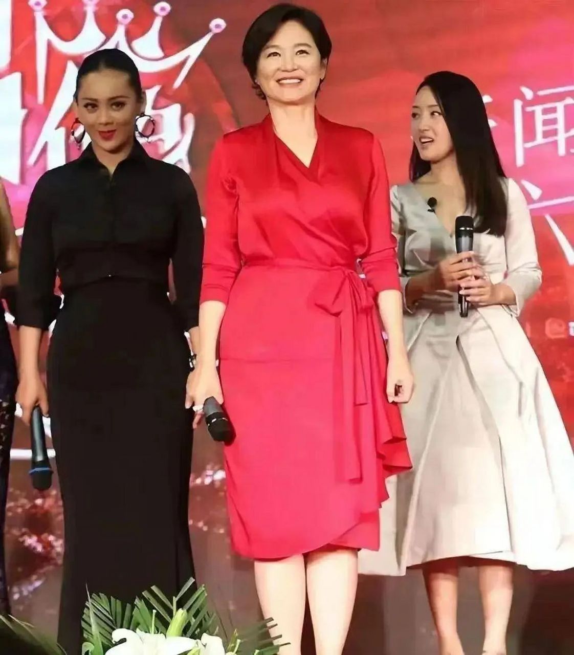 林青霞和杨钰莹合体走红毯,展现了年过半百的美丽和魅力.