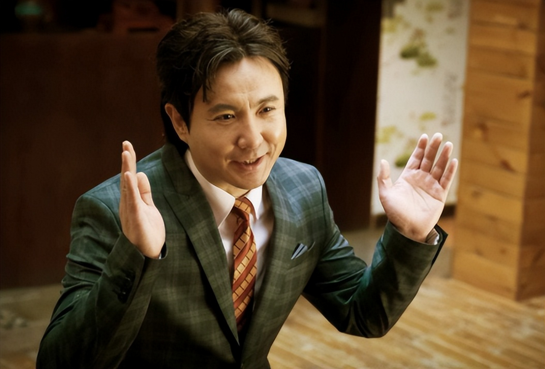 沈腾新电影《飞驰人生2》引发热议,一网友发现他后脑颈部有道手术伤疤