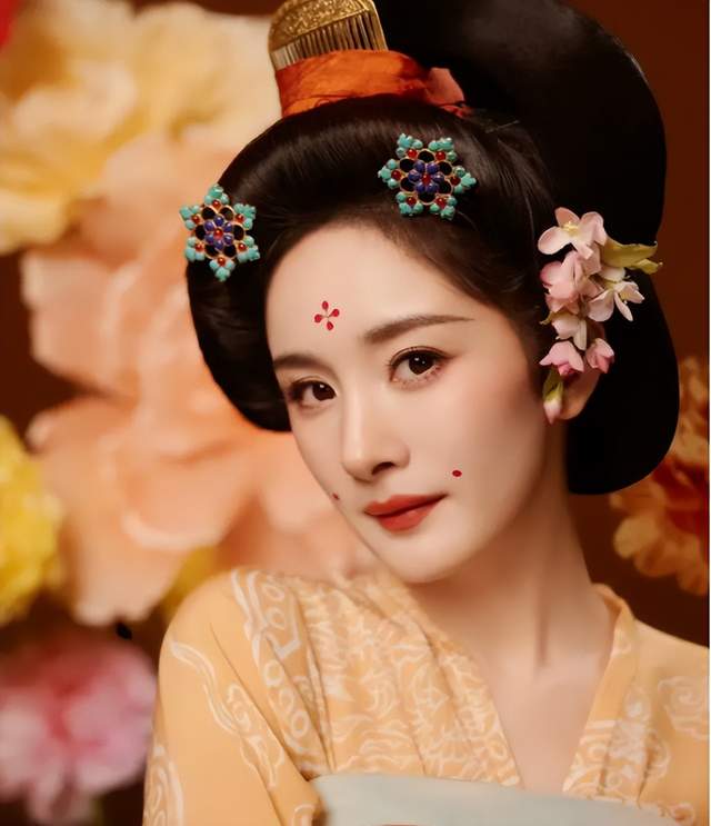 杨幂唐装妆容惊艳河南卫视春晚,古风现代美完美融合