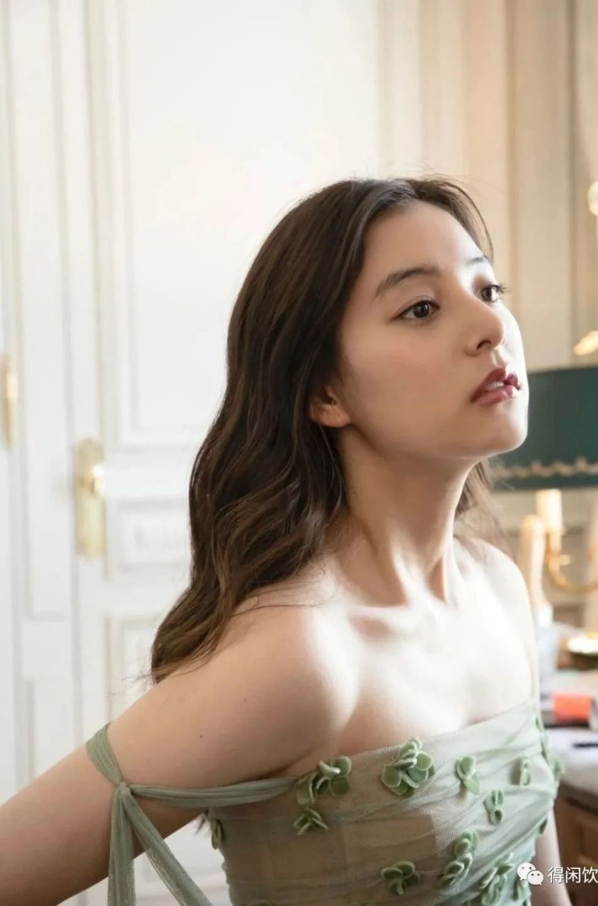 新木优子,拥有清新脱俗的气质和精致五官,被誉为"新一代国民女神".