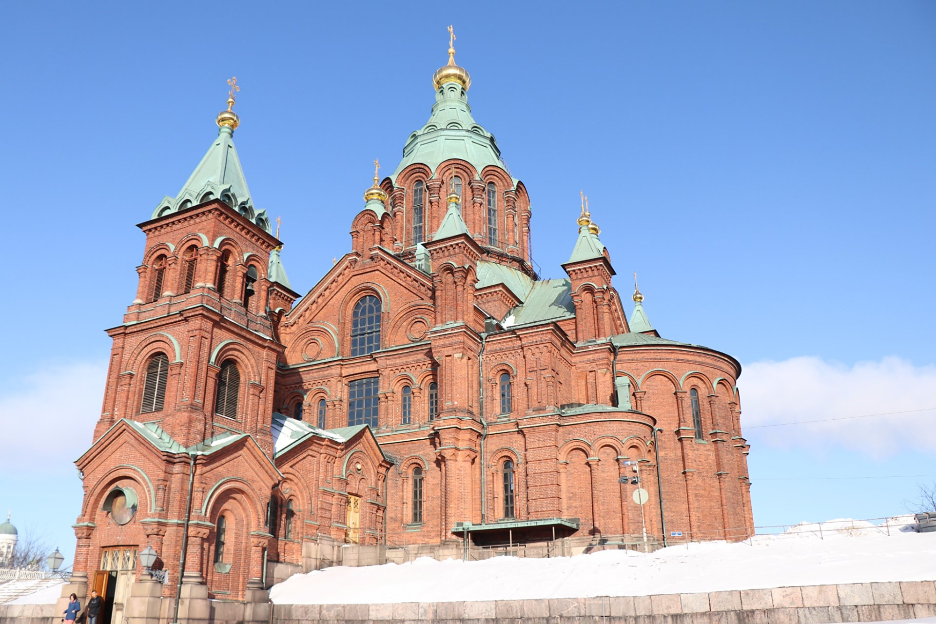 人口稀疏: 芬兰的人口只有500多万,相当于将一个三线城市的人口散布