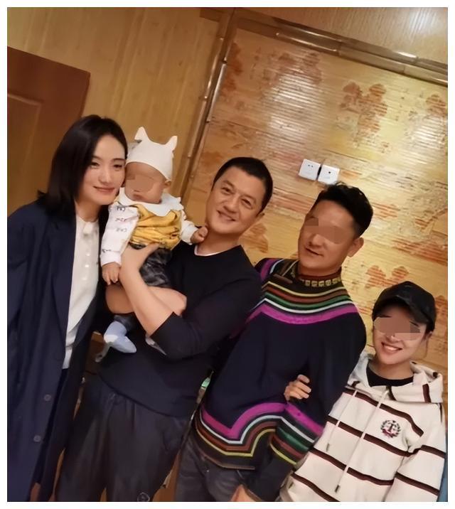 李亚鹏女儿李嫣回国过年,海哈金喜晒"见面礼",后妈也很有爱