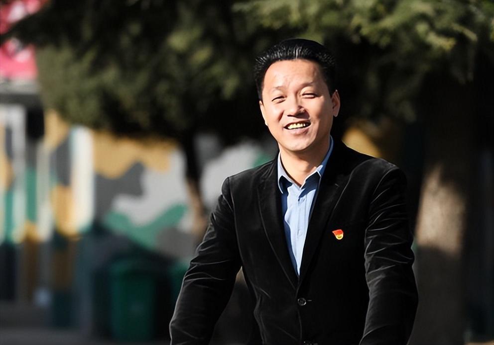 28年前轰动全国的北大保安高考第一人张俊成如今却成职校校长