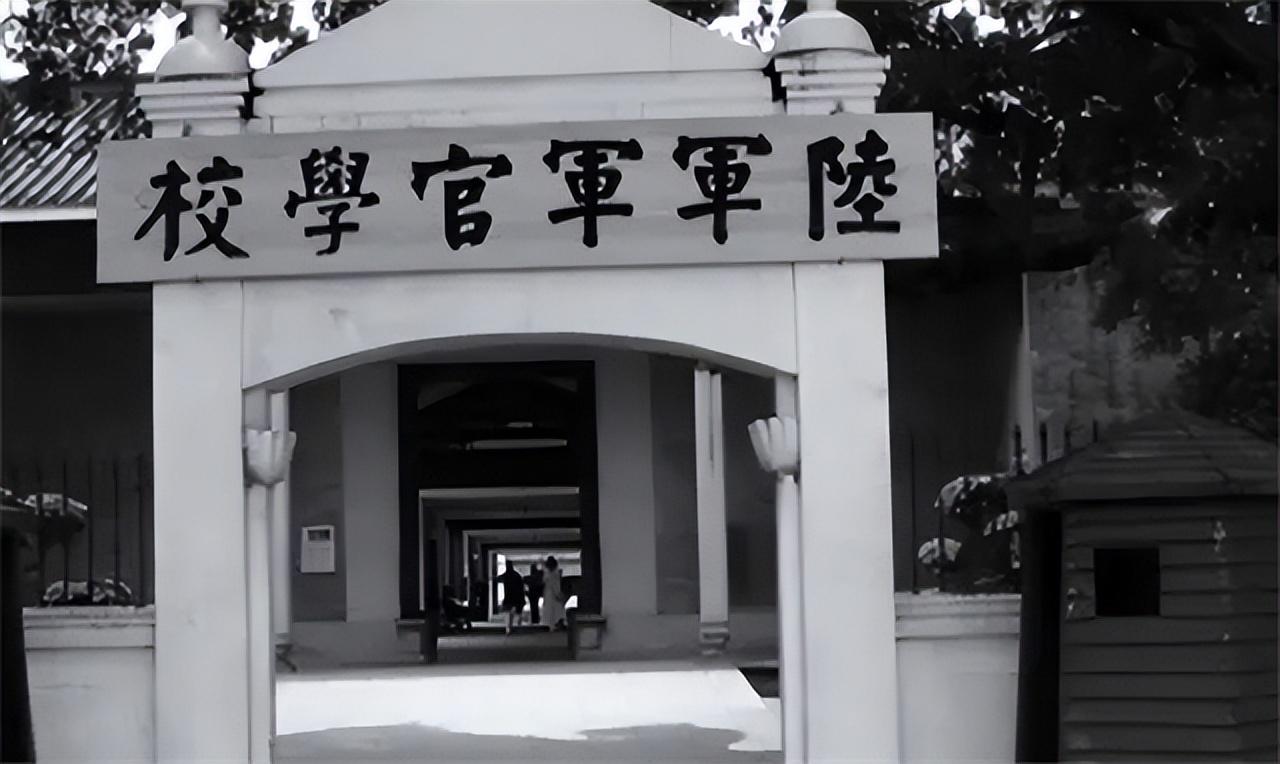 黄埔军校谁最受尊敬?陈赓说:这个人是我们所有人心目中的大哥