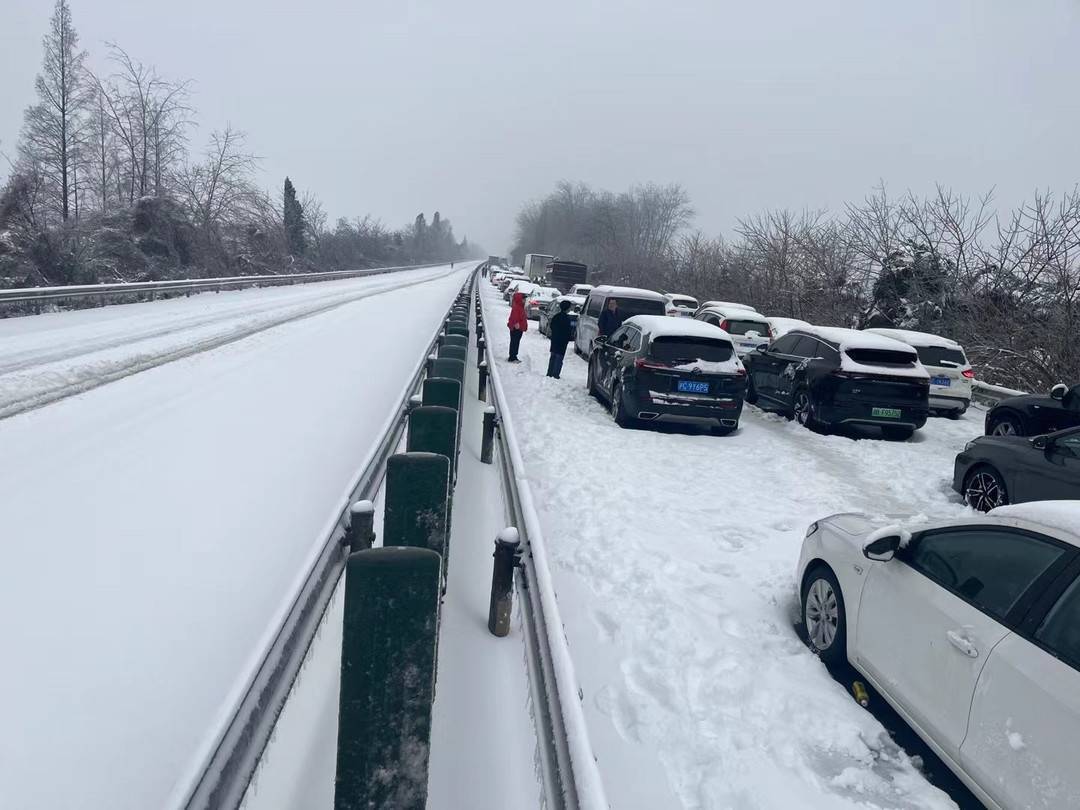 回家过年,遇上冰雪堵在路上动弹不得,路不通说你两句怎么了