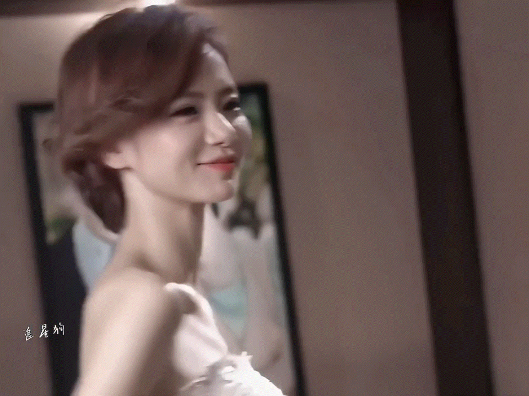 还记得沐之晴这款稍微偏外翻的短发 戚薇年轻的时候现代剧真没白拍 哪