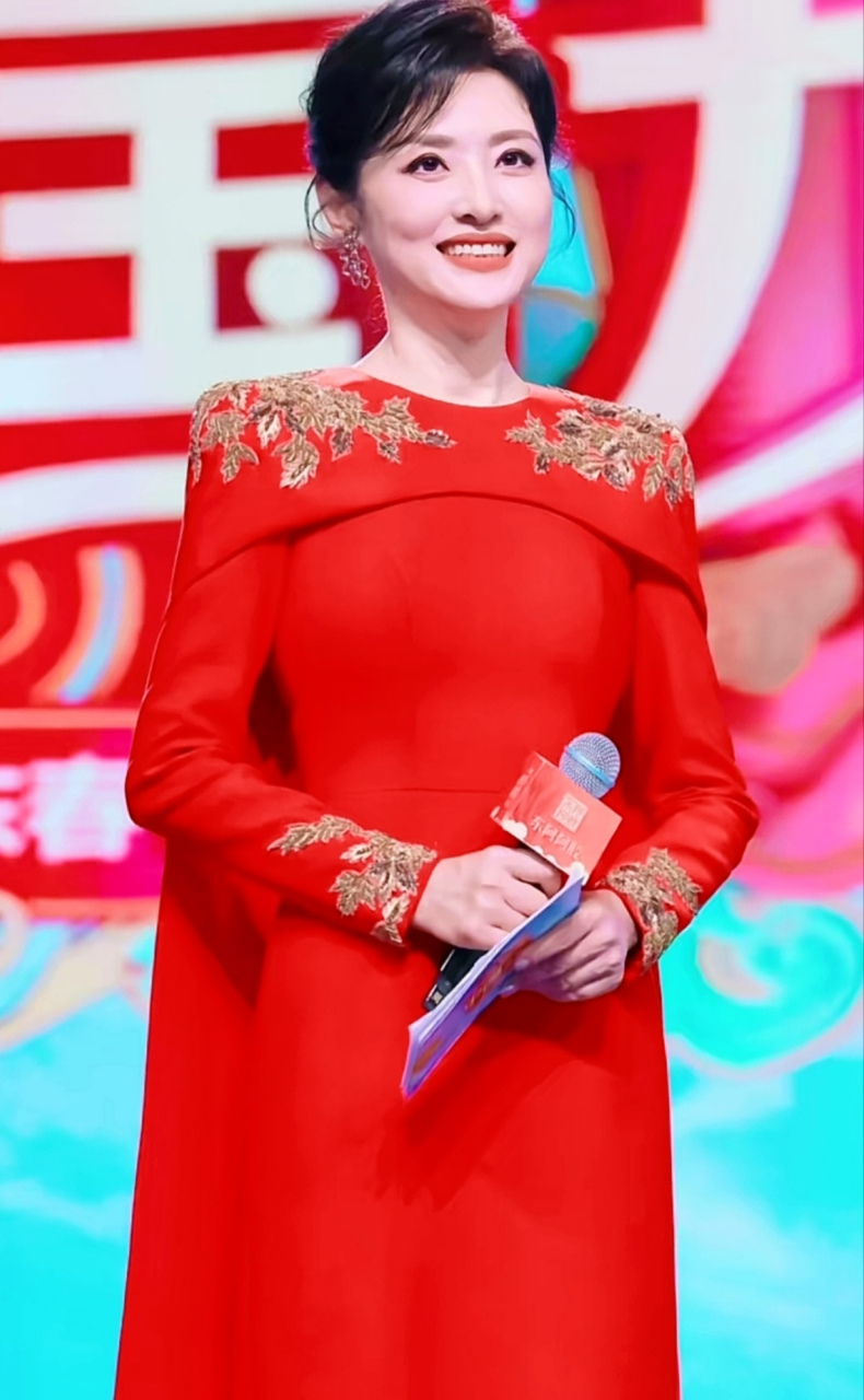 山东春晚,周涛红色超喜庆 绣花长裙礼服造型 大气,温婉,美丽,端庄