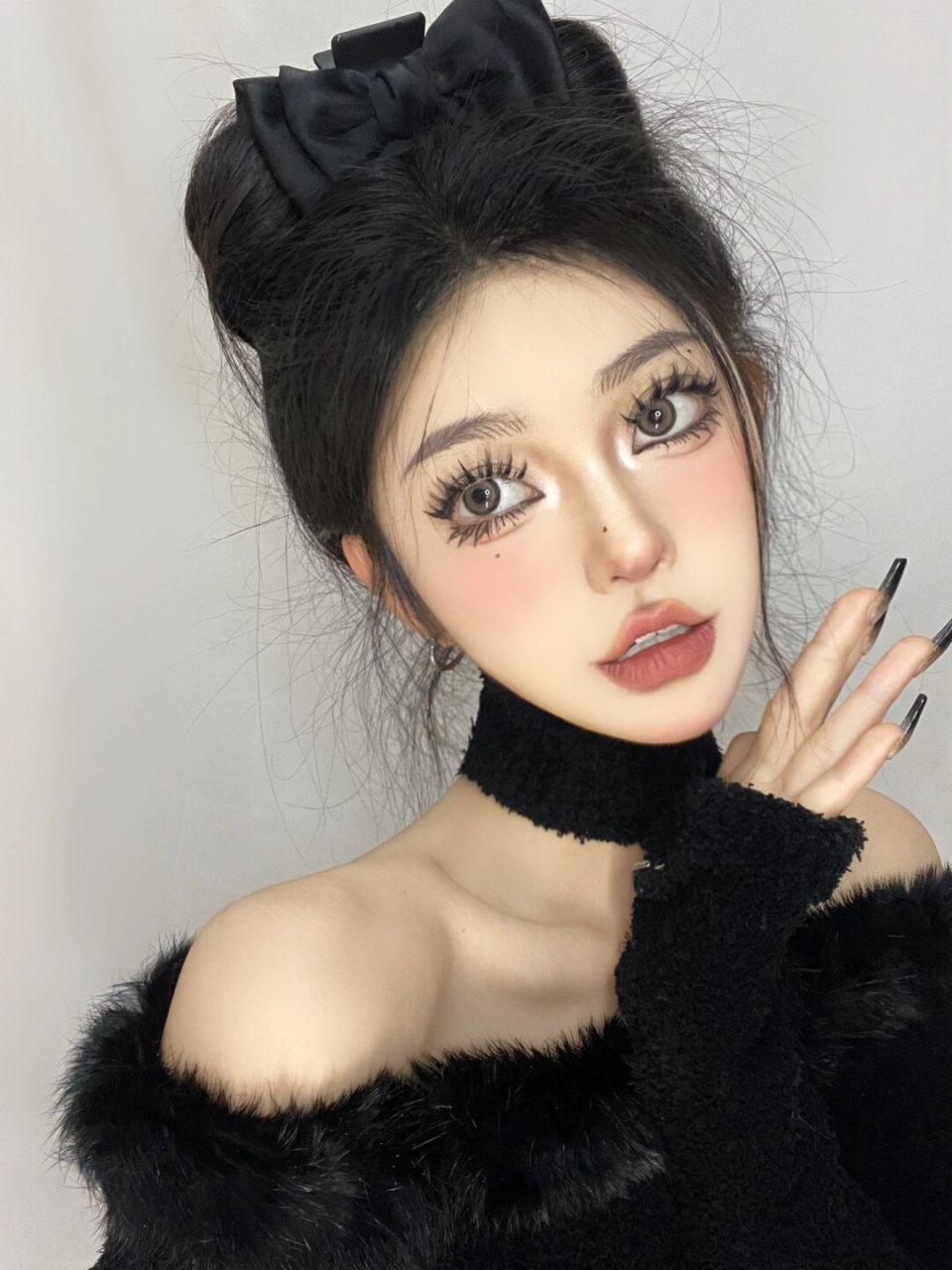 今天我要给大家带来一款充满神秘与性感的黑色小野猫妆容,让你瞬间