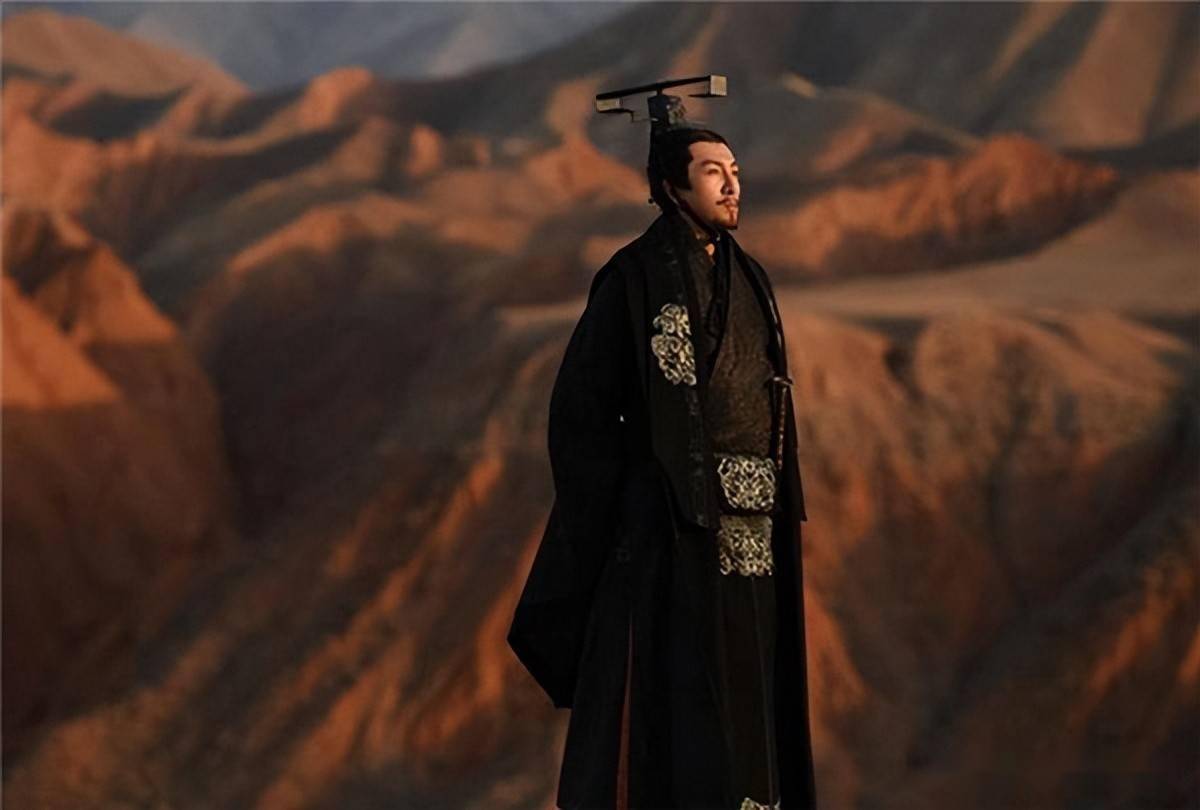 自古以来,皇帝作为封建社会的顶点权威,其龙袍颜色的