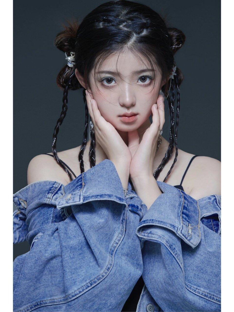 9978 这款妆容真的是将时尚与复古完美融合,既有着千禧年的