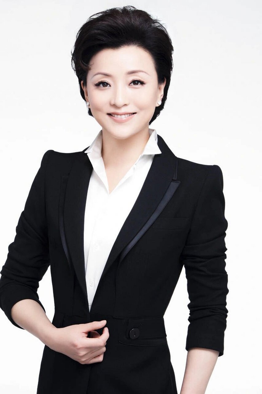 左侧的杨澜,她的眼神中透露出睿智与从容,曾经的央视一姐,如今已华丽